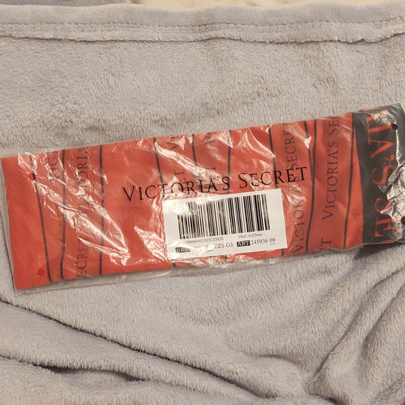 VS The Perfect Scarf - Picture 5 of 6